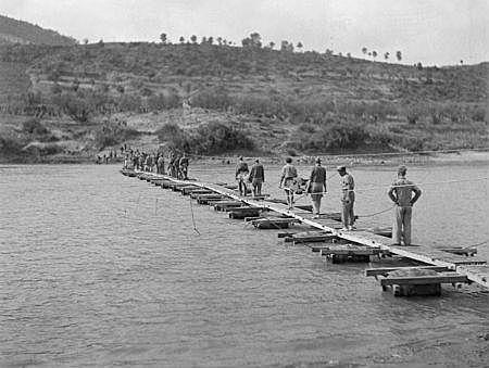 Comienza la batalla del Ebro con el avance republicano.