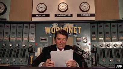 Analizojm  qëndrimet e anglo-amerikanëve ndaj qeverisë shqiptare të drejtuar nga Enver Hoxha dhe kërkesat e tyre për legjitimimin e sistemit me anë të zgjedhjeve të lira.