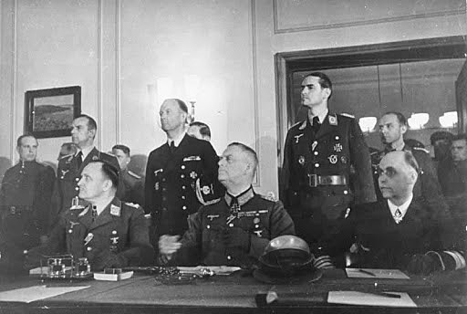 Derrota de Alemania e Italia.