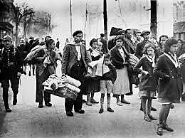 Miles de refugiados y el propio gobierno republicano cruzan la frontera francesa; los franquistas conquistan el resto de Cataluña.