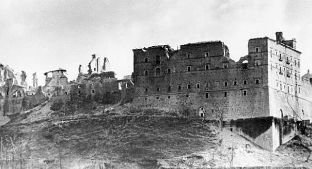 Começa a Batalha de Monte Cassino na Itália com participação de soldados brasileiros do lado dos aliados.