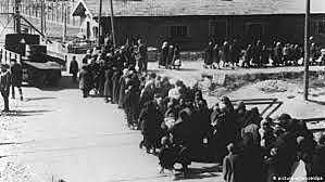 Exército vermelho libertam os prisioneiros do campo de concentração de Auschwitz.