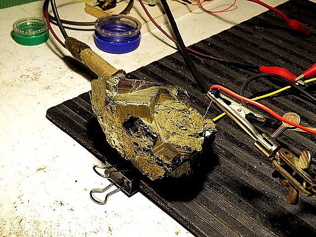 Rectificación por puntas de metal sobre cristales de sulfuros metálicos.