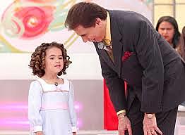 Começa a participar do programa Silvio Santos.