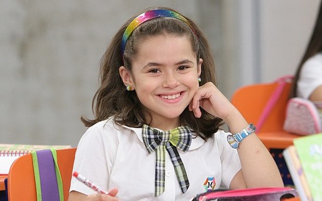 Maísa faz sua estreia como atriz, interpretando a personagem Valéria na novela Carrossel.