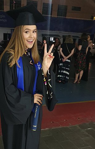 Aos 17 anos, conclui o ensino médio