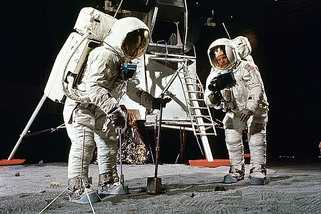 Armstrong i Aldrin trepitgen la Lluna