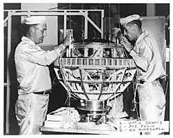 Primeras transmisiones regulares de voz e imágenes.