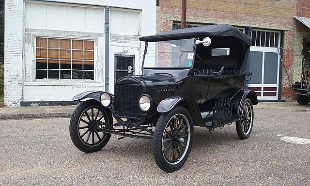Model T begins production (1908-1927)