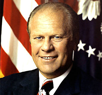 Como resultado del escándalo Watergate, Nixon renuncia a la presidencia. Le sustituye su vicepresidente Gerald Ford