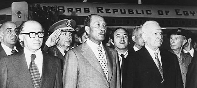 El presidente egipcio Anuar el-Sadat visita Israel