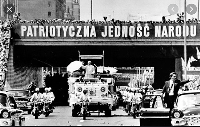 Visita del Papa Juan Pablo II a Polonia. La multitud que le recibe apoya fervientemente al sindicato Solidaridad