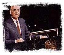 Gorbachov en un discurso ante la Asamblea General de las Naciones Unidas anuncia un importante desarme unilateral