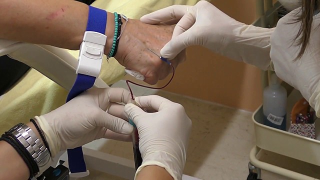 Ζητάμε από τον ασθενή να σφίξει την παλάμη του.