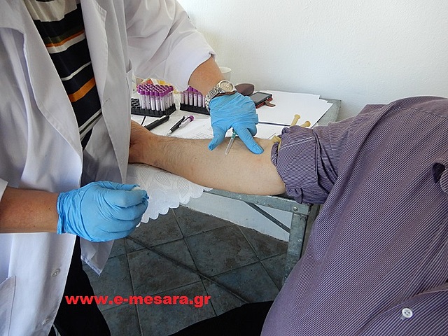 Ψηλάφηση για την  εύρεση της κατάλληλης φλέβας.