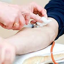 Πίεση στο σημείο της παρακέντησης με στεγνό βαμβάκι.