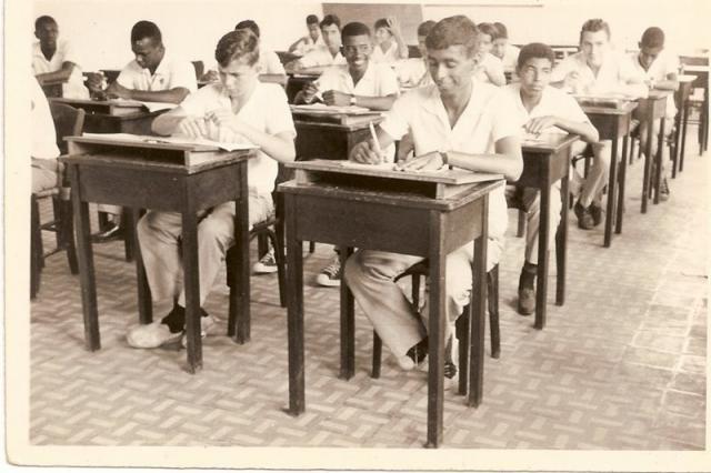 entrou num colégio interno.