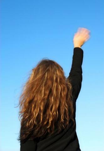 Mãe abandona as filhas.