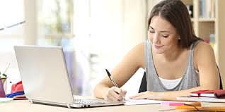 Comienza a utilizarse la Internet como medio para la Educación a Distancia