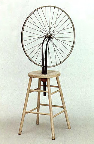 Marcel Duchamp presenta el primer “ready-made”.