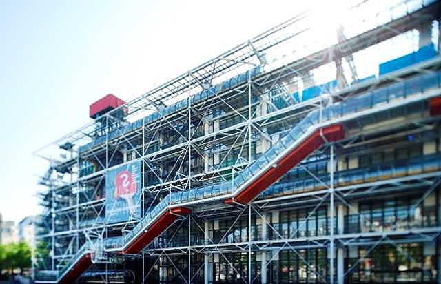 S’inaugura a París el Centre Pompidou.