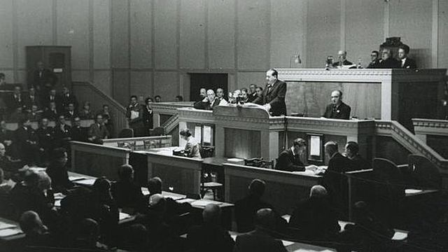 El gobierno de Negrín abandona Barcelona y se dirige a Figueras (Gerona) poco antes de  que la capital catalana cayera en manos franquistas.