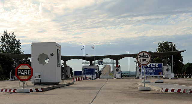 Cierre parcial de fronteras, que implica una cuarentena obligatoria de 14 días para pasajeros provenientes de países declarados de riesgo o sintomáticos