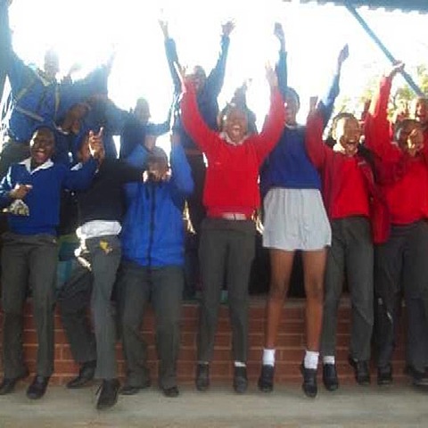 Las chicas ya pueden jugar fútbol.
