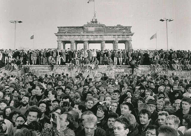 Ultimos acontecimentos antes do muro ser destrido