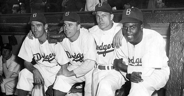 jackie robinson enters major league baseball