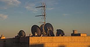 Televisón por satélite. Consolas de videojuegos con discos. Cámaras fotográficas a color, con memoria y flash de Apple Quicktake