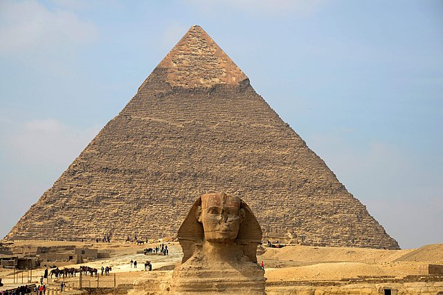 The pyramids of Giza and sphinx were created.