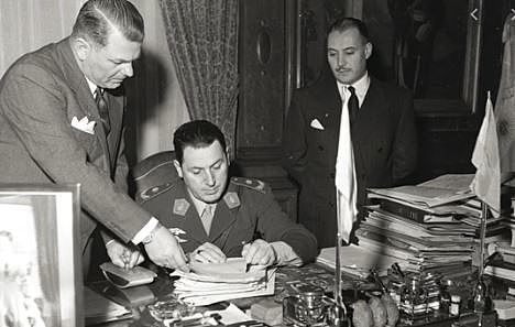 Golpe de Estado. Suprime la Constitución Nacional