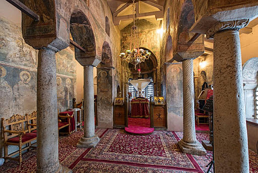 324 μ.Χ. Οι Θεσσαλονικείς οικοδόμησαν μικρό τρίκλιτο ναό στο χώρο του μαρτυρίου, όπου άρχιζε να αναβλύζει μύρο.