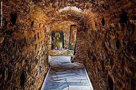 1988μ.χ. Από το 1988 το υπόγειο λειτουργεί ως εκθεσιακός χώρος όπου εκτείθενται συλλογή γλυπτών, κιονόκρανων και αγγείων. Κάντε μια περιήγηση στον παρακάτω σύνδεσμο.https://www.youtube.com/watch?v=5vBpHhTS3xk