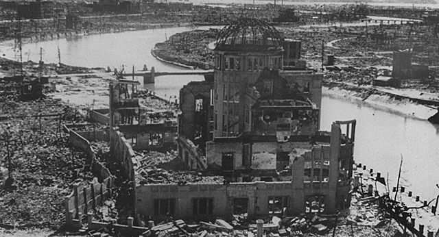 Estados Unidos lanza una bomba nuclear en Hiroshima.