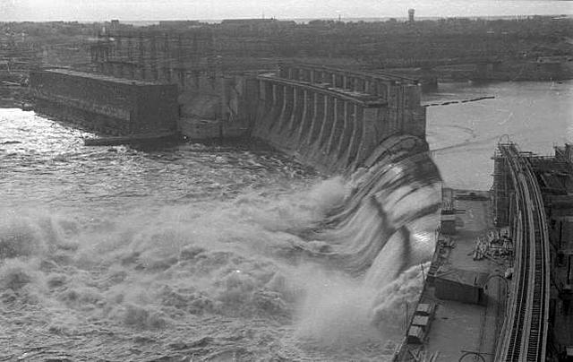 Підрив радянськими військами греблі Дніпрогесу без попередження місцевих жителів. Точна кількість загиблих цивільних досі невідома.