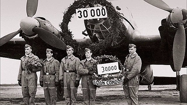 Adolf Hitler crea la Legión Cóndor para ayudar a los franquistas.