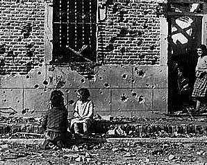 Málaga cae en poder de los franquistas, auxiliados por tropas italianas, el día 3. La inmediata represión se cobra miles de muertos.