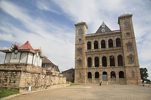 Fire destroys Rova complex