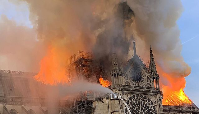 SE INCENDIA LA CATEDRAL DE NOTRE DAME