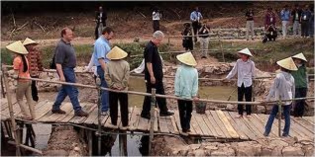 Bill Cliton is first visit Vietnam.
