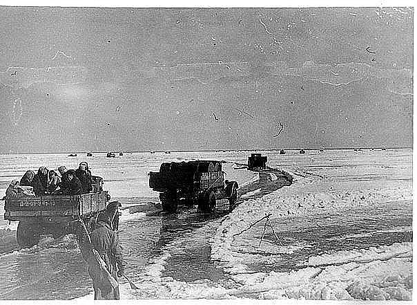 22 октября - разгром немецко-фашистского десанту, который пытался перекрыть Ладожскую дорогу жизни в Ленинград.