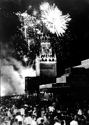 5 августа - первый артиллерийский салют в Москве в ознаменование освобождения Орла и Белгорода. Август - декабрь - битва за Днепр.