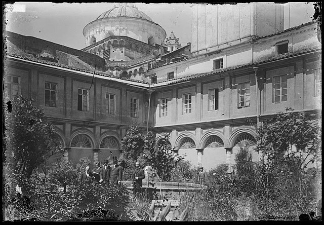 1622 Se abre en Quito la Universidad de San Gregorio dirigida por los jesuitas.