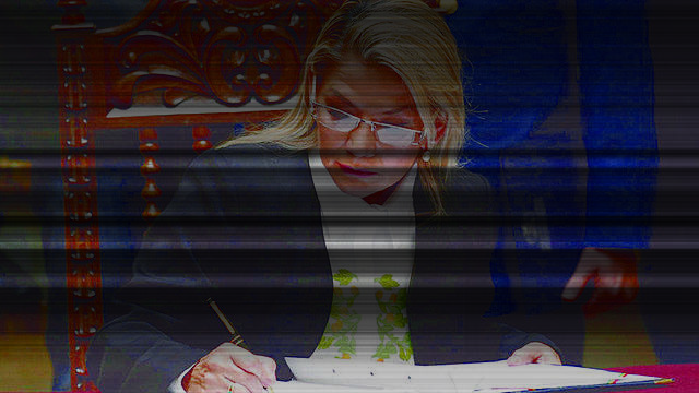 Añez anuncia seguro de vida para personal de salud y amplía bono a secundaria