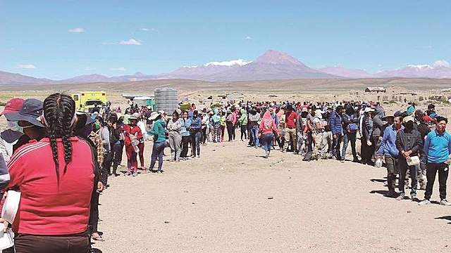 Bolivianos en Pisiga duermen a la intemperie, sin comida ni agua