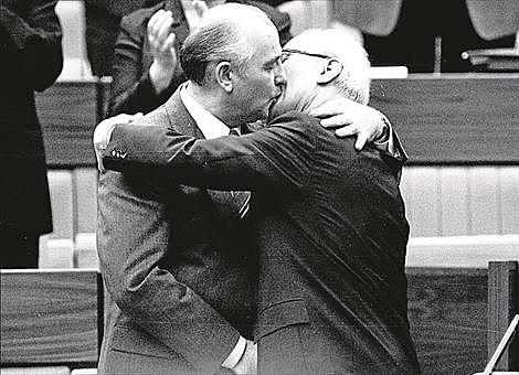 Gorbachov asciende a secretario general del PCUS