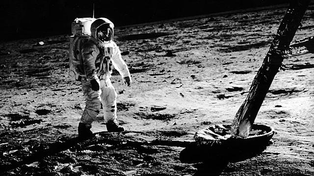L'home trepitja la Lluna