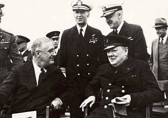 ROOSEVELT E CHURCHILL FIRMANO CARTA ATLANTICA